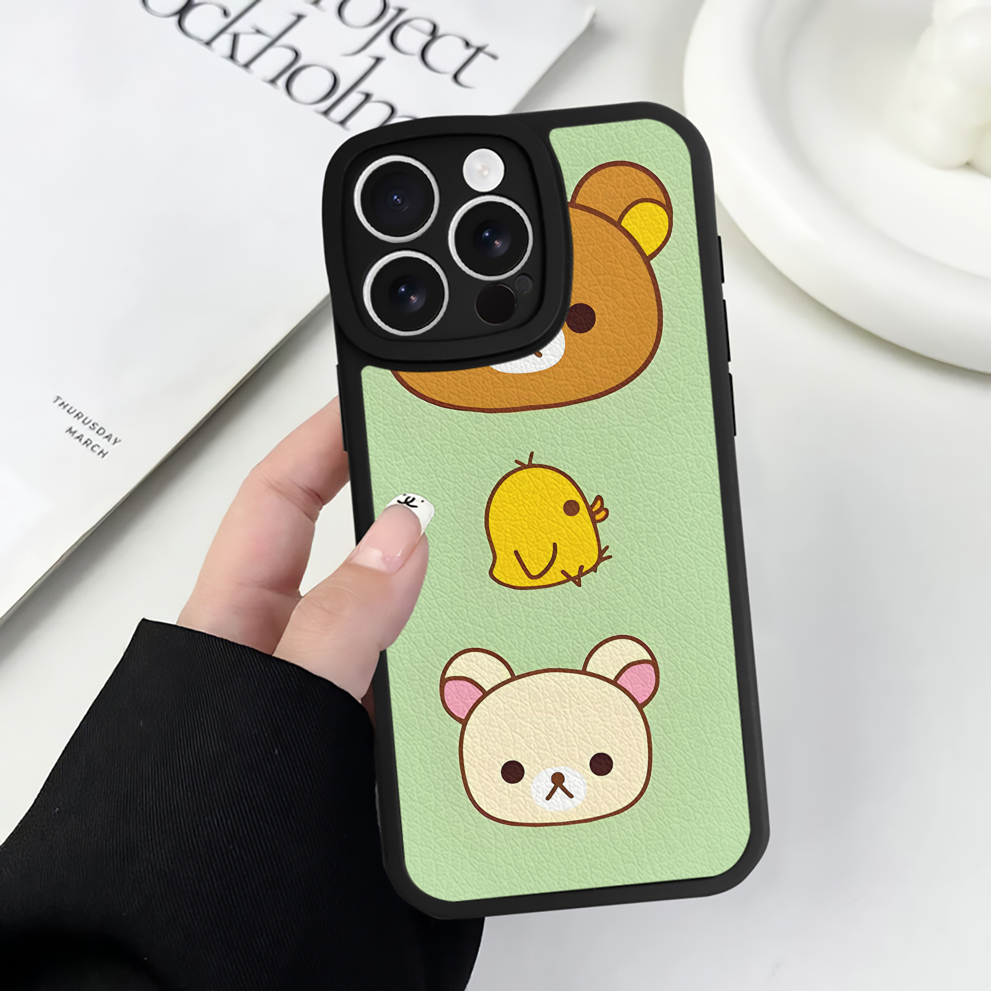 （画像用） リラックマ リラックマ キイロイトリ Rilakkuma Korilakkuma Kiiroitori 【iPhone 16シリーズ対応】シリコンスマホケース（レザー調） 材質：シリコン
